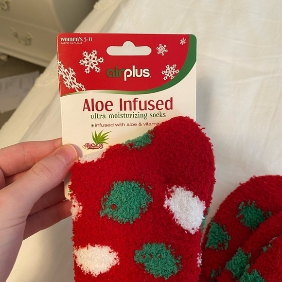 Christmas Aloe Fuzzy Socks - Picture 6 of 6